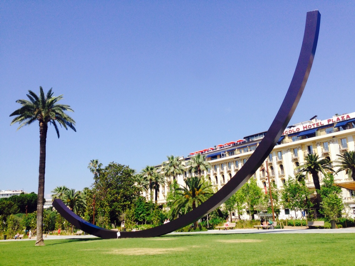 Arc de Bernar Venet Nice Jardin Albert 1er Coulée verte
