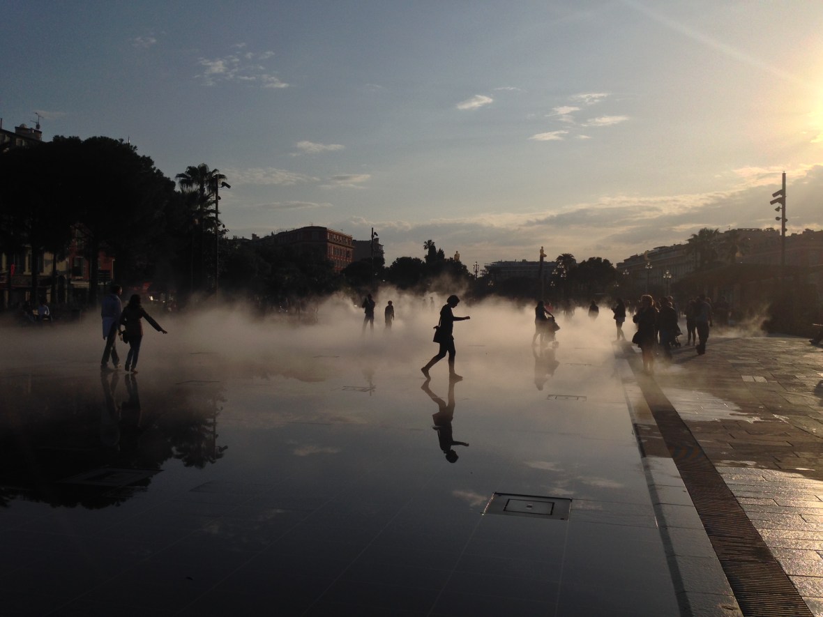 Enfant qui joue sur le miroir d'eau recouvert de brume Nice Coulée verte Promenade du Paillon