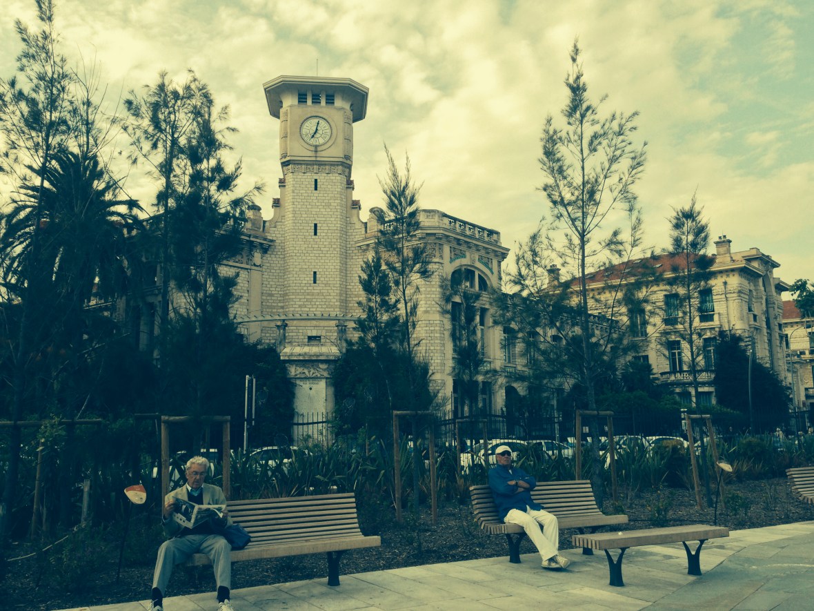 Deux retraités sur un banc Nice Coulée verte Promenade du Paillon