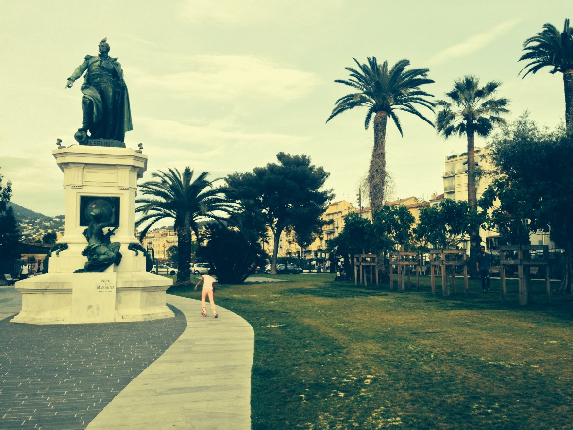 Trottinette autour de la statue d'André Masséna Nice Coulée verte Promenade du Paillon