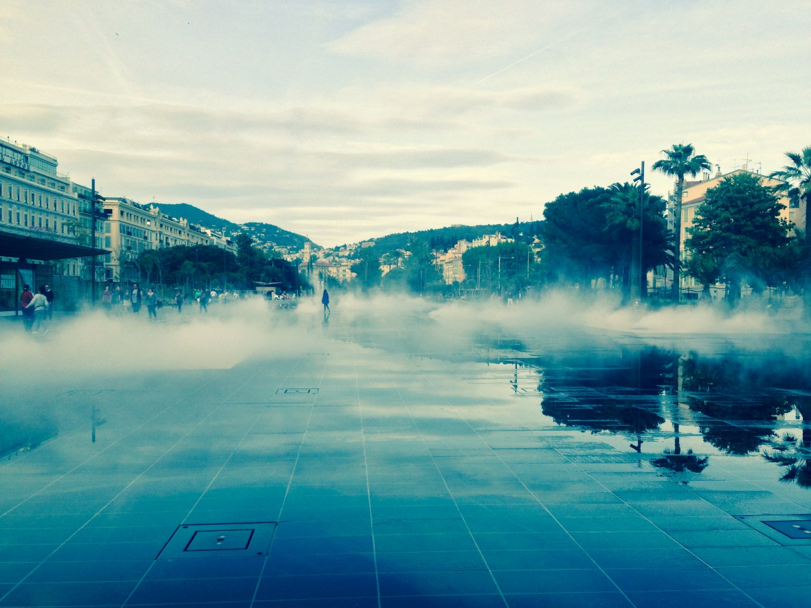 Miroir d'eau recouvert de brume Nice Coulée verte Promenade du Paillon