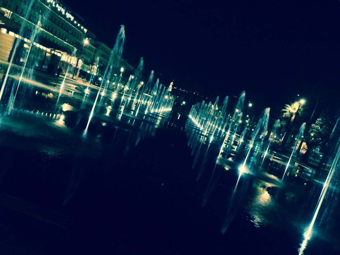 Jets d'eau sur le miroir d'eau by night Nice Coulée verte Promenade du Paillon
