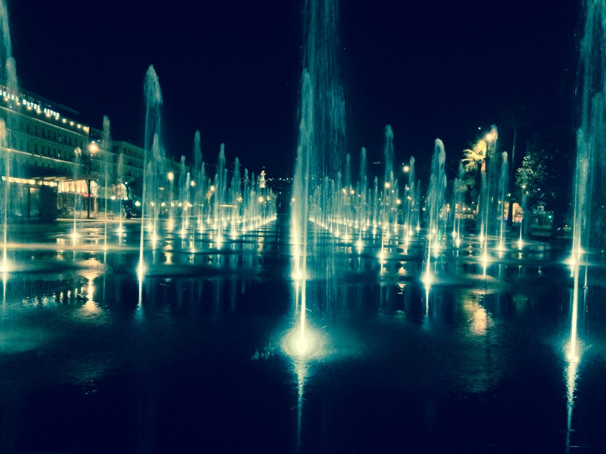 Jets d'eau by night Nice Coulée verte Promenade du Paillon