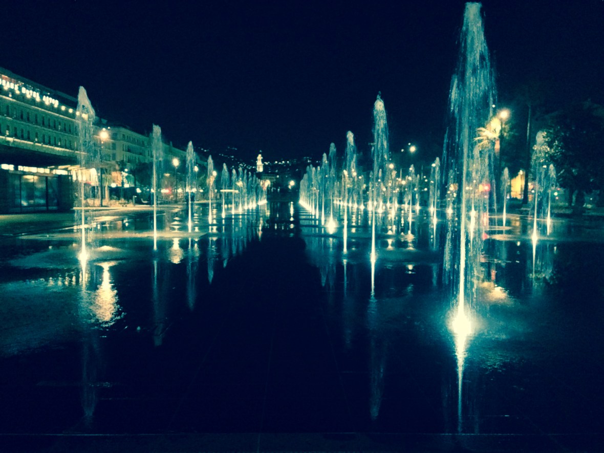 Jets d'eau sur le miroir d'eau by night Nice Coulée verte Promenade du Paillon