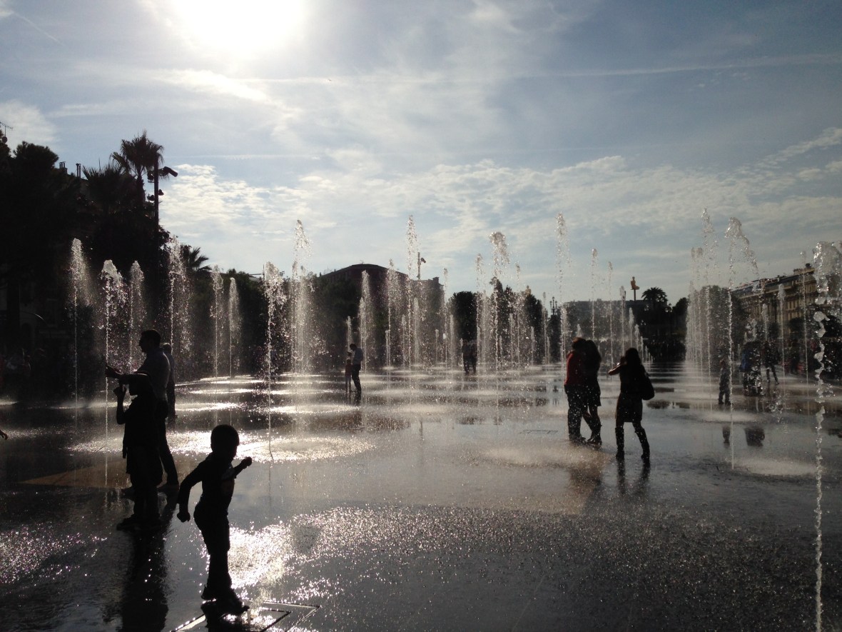 Enfants qui jouent dans les jets d'eau Nice Coulée verte Promenade du Paillon