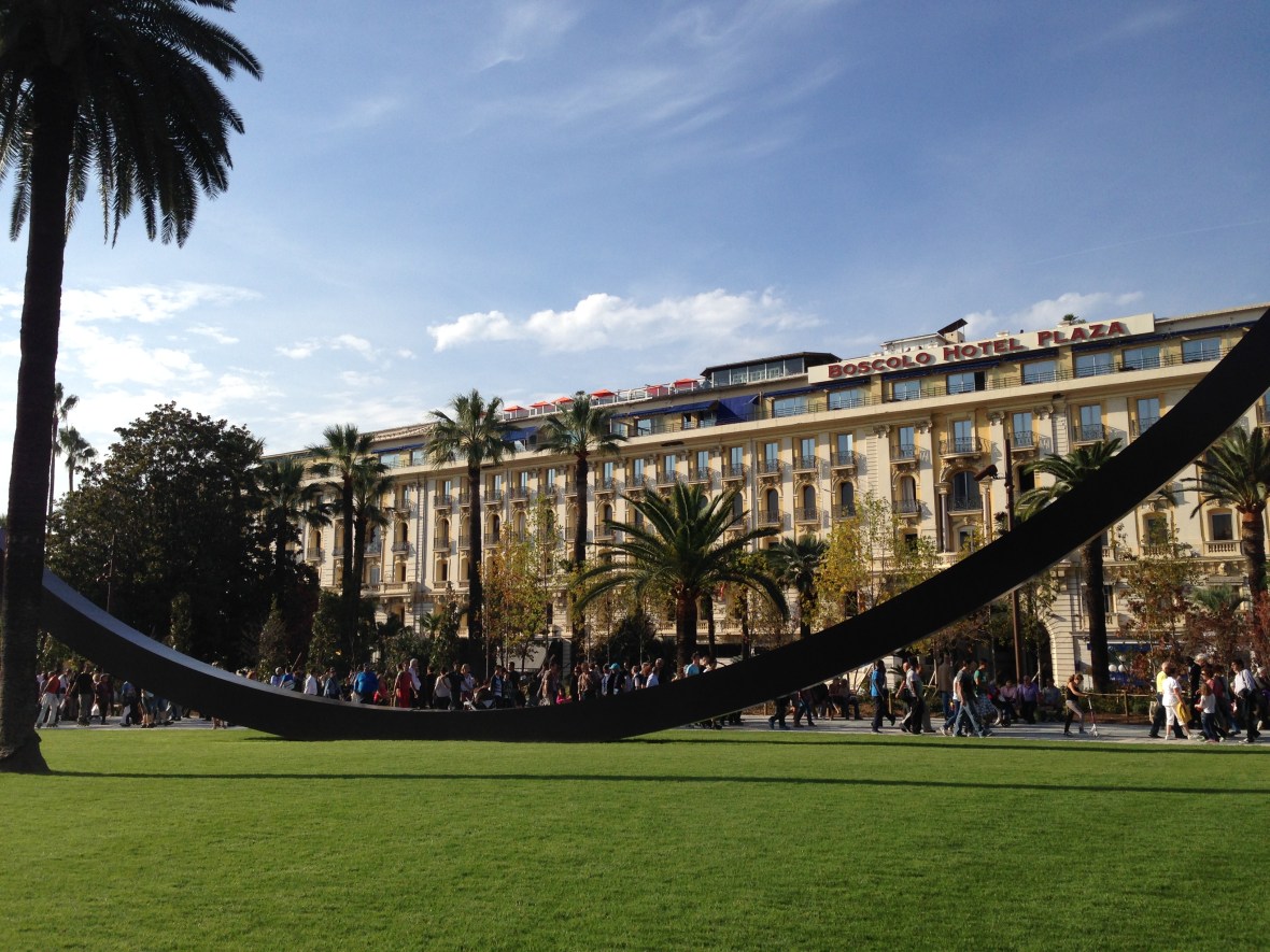 Arc de Bernar Venet Nice Jardin Albert 1er Coulée verte