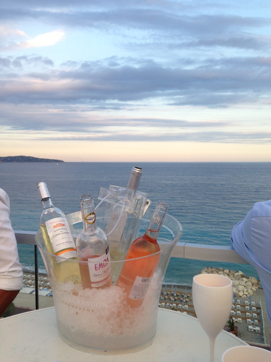 Nice vue du bord de mer depuis le toit-terrasse du Radisson
