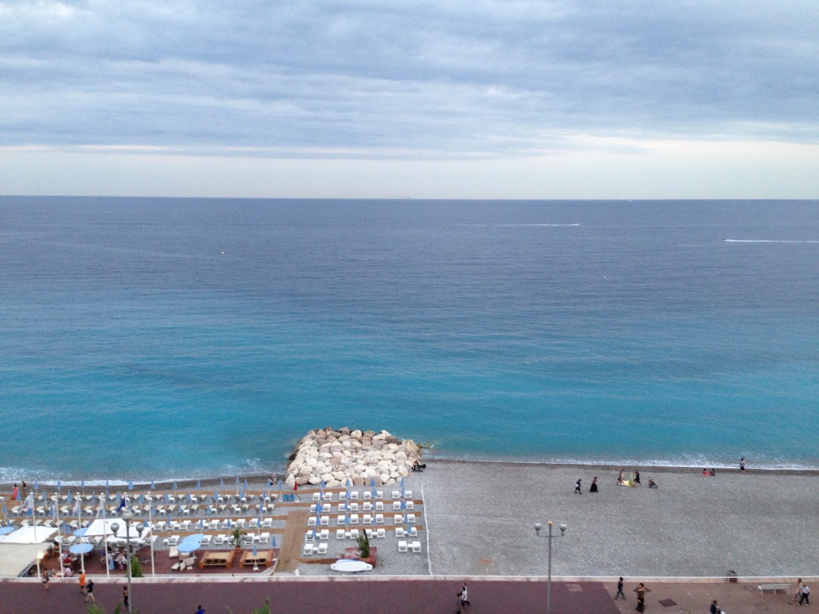 Nice vue du bord de mer depuis la terrasse du Radisson
