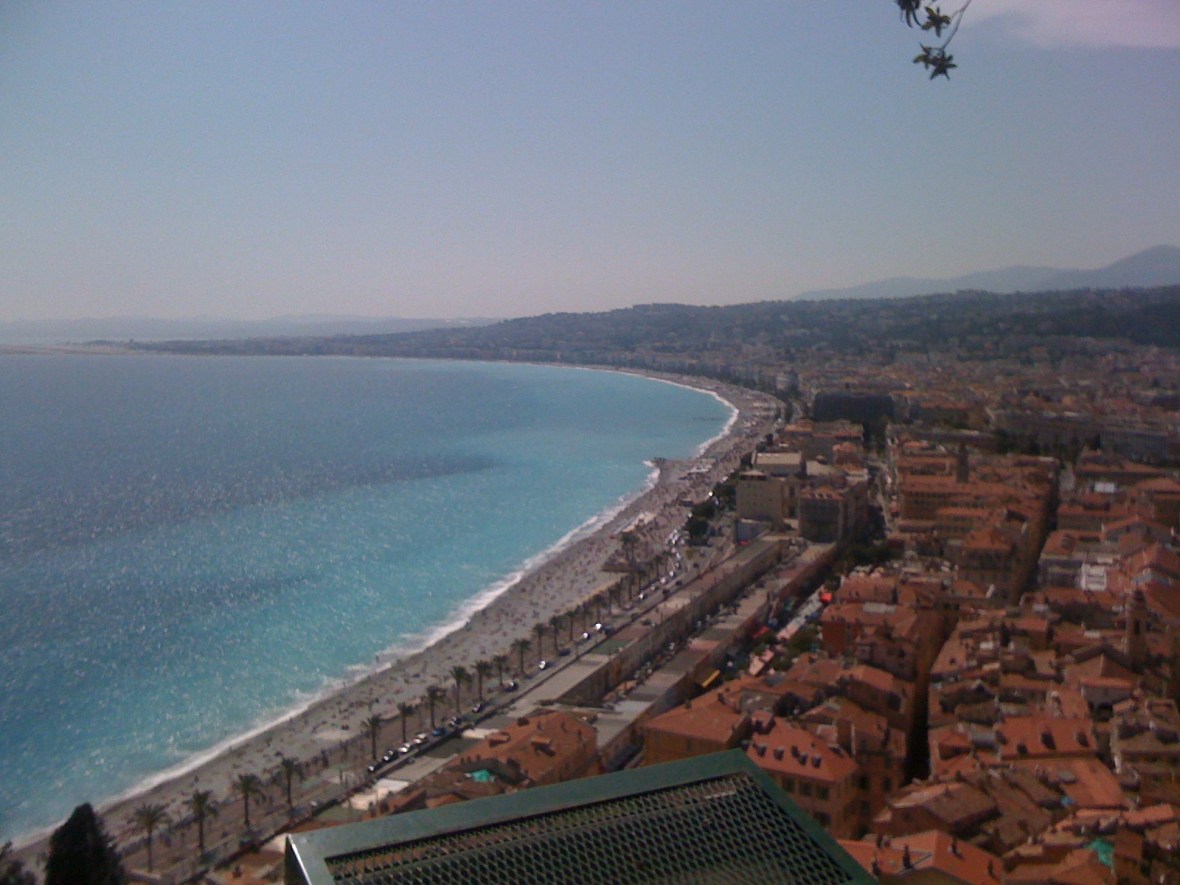 Nice vue panoramique des toits de la ville et du bord de mer depuis le château