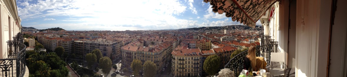 Nice panoramique des toits de la ville depuis le Majestic