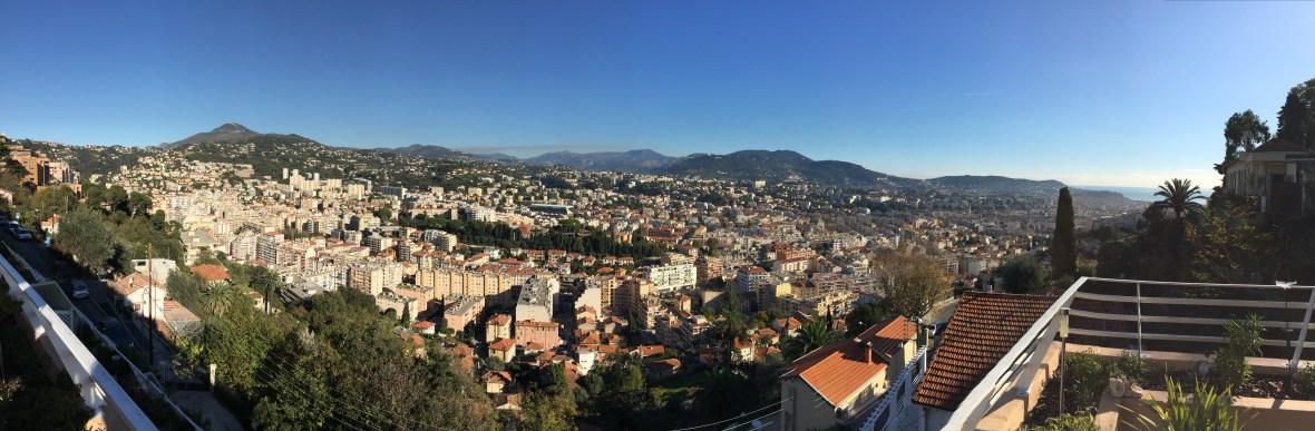 Nice vue panoramique des toits de la ville depuis Pessicart