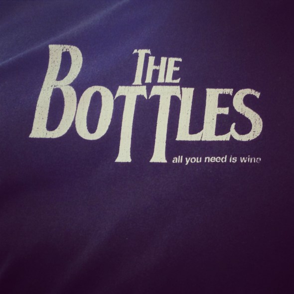 The Bottles All you need is vine - Le tee-shirt du serveur du Vin sur Vin rue Biscarra est bien ancré dans la culture française